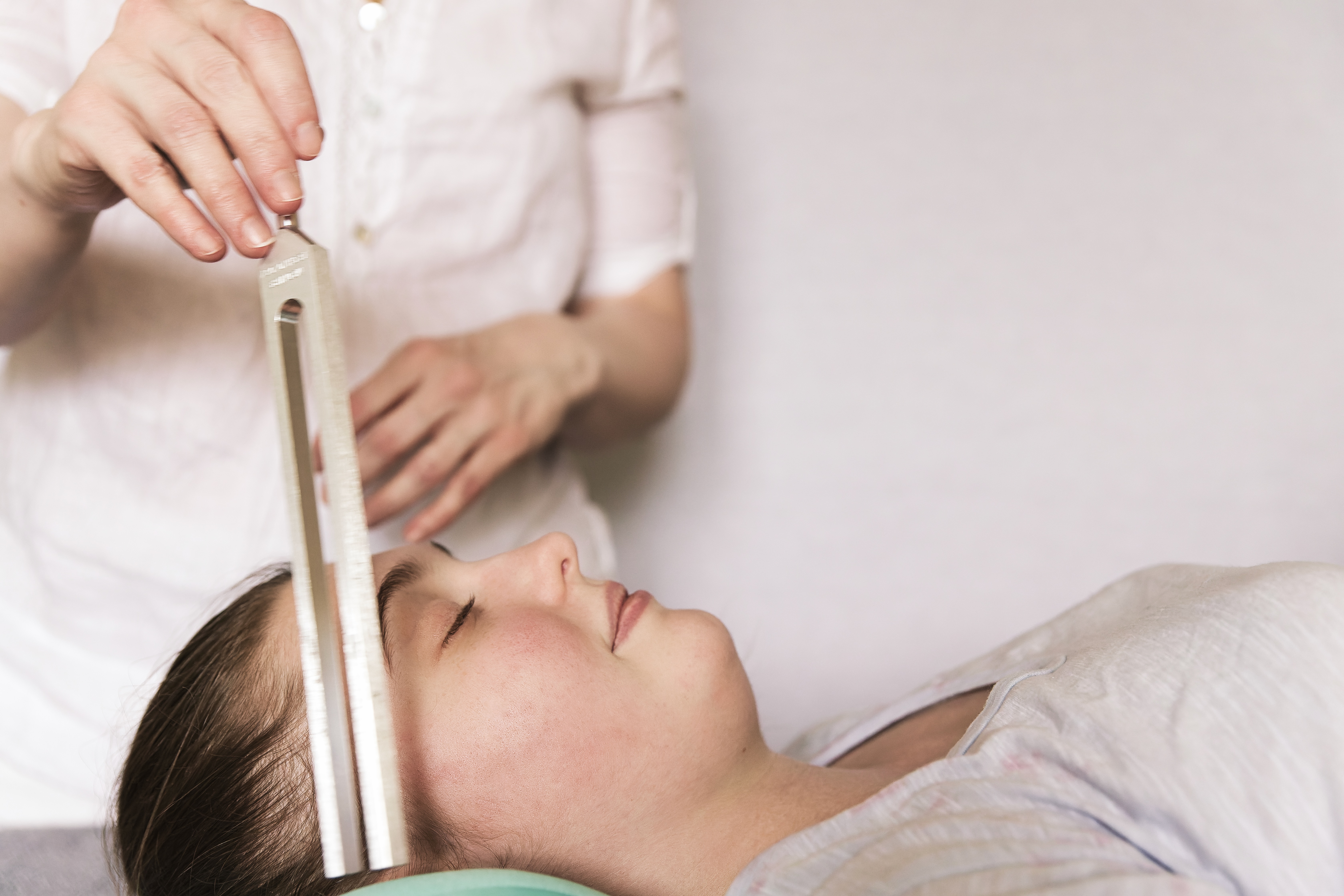 Soin vibratoire avec diapasons thérapeutiques